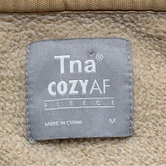 Aritzia TNA Cozy Fleece Perfect 1/4 Zip Cropped Sweatshirt Tan Beige Size Medium - Picture 3 of 7